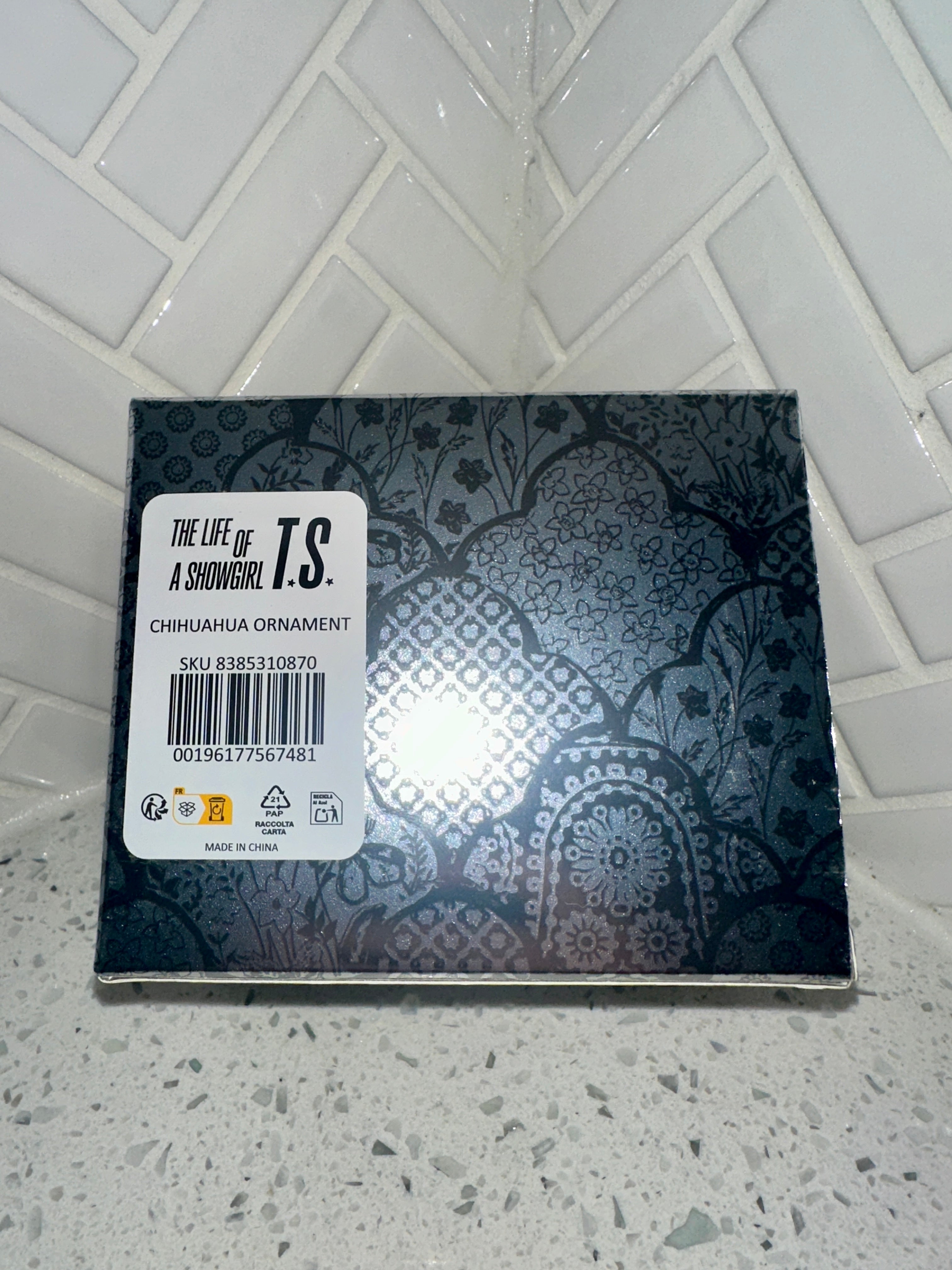 Taylor Swift Ornament Holiday Chihuahua Barking at Me from a Tiny Purse – Limited Collectibles